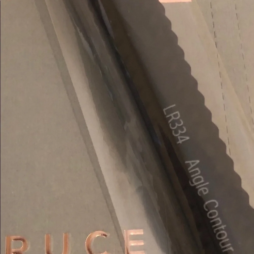 Laruce angled contour brush LR334